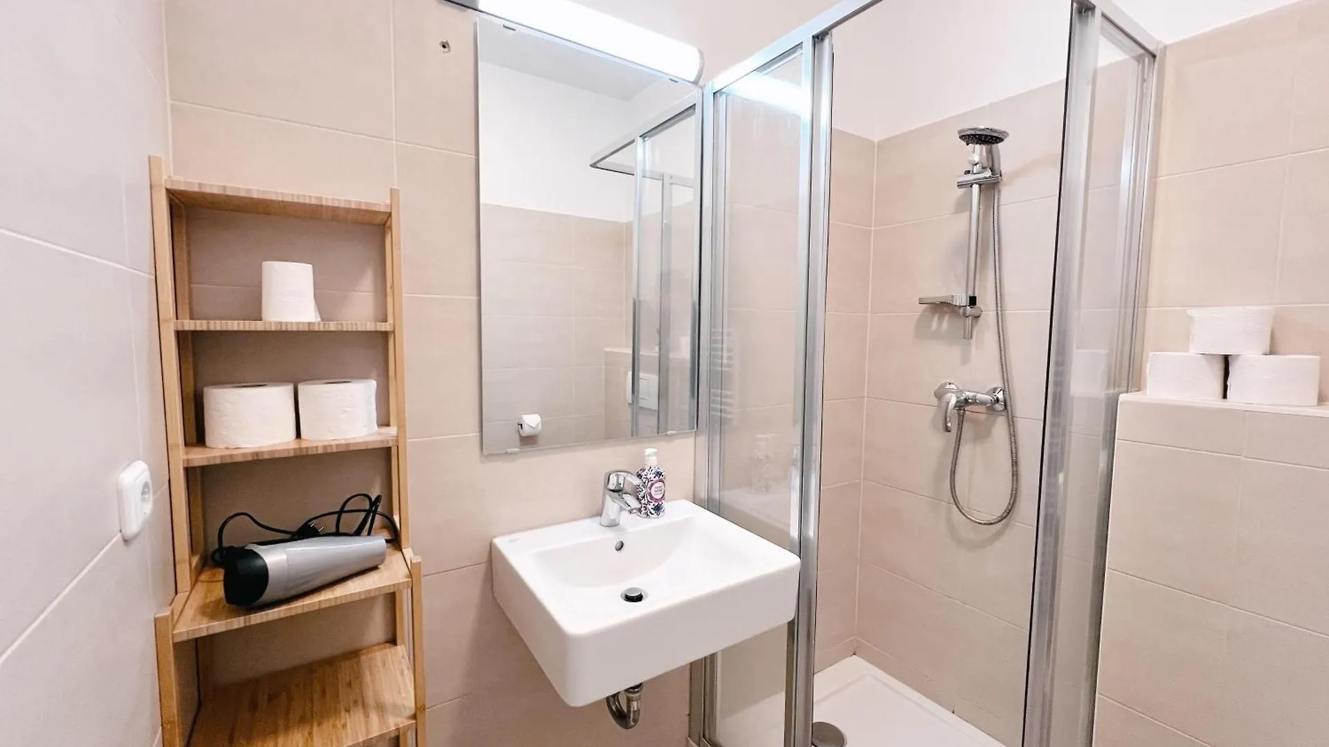 Family & Friends Apartment At Stadthalle Vienna