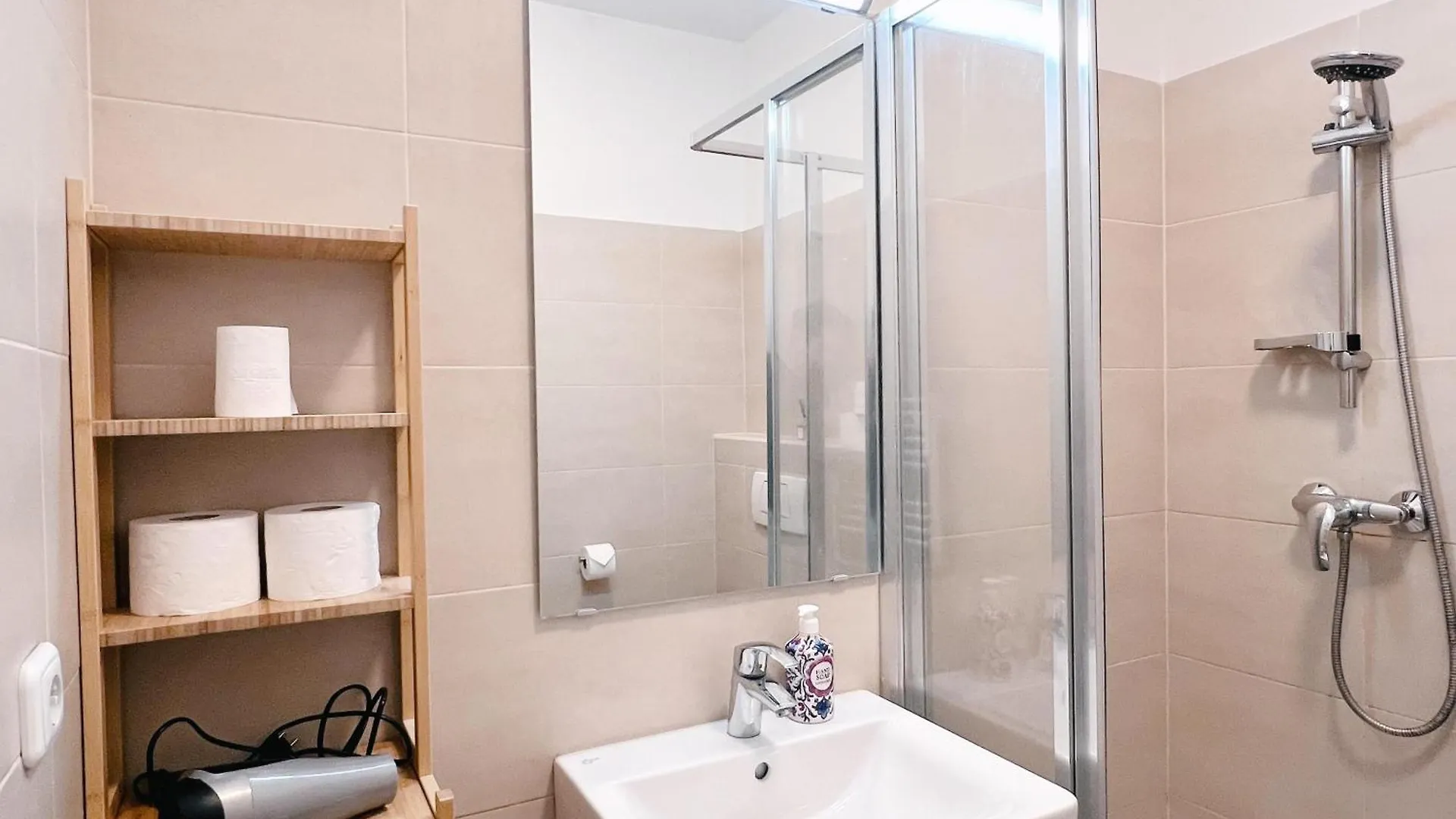 Family & Friends Apartment At Stadthalle Viena